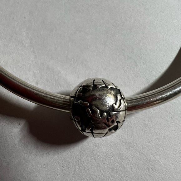 New Pandora bangle bracelet w/ heart clasp & 2 charms - Picture 3 of 6